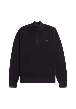 Maglione nero lavorato a maglia con colletto alto e zip corta. Presenta un logo ricamato verde sul petto e polsini a righe.