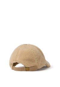 Cappello in pile color beige con forma arrotondata, superficie textures, e chiusura con tracolla in plastica sul retro. Presenta cuciture visibili.