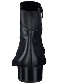 Bota de tornozelo em couro preto com biqueira arredondada. Apresenta um fecho lateral, textura suave e um salto empilhado. Design simples e elegante.