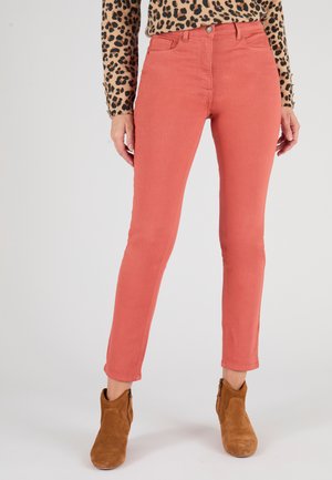 Roze rechte jeans van denim met een gladde textuur, voorzien van een vijf-pocket ontwerp en een subtiele stikselafwerking, gecombineerd met bruine enkelboots.