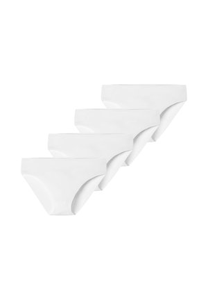 Vier effen witte damesbikini's in een verspringende rij op een witte achtergrond gerangschikt.