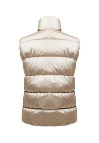 Beige pufferväst med hög krage, med horisontell baffelsömnad och en slät, glänsande yta. Inga synliga hårdvarudetaljer.