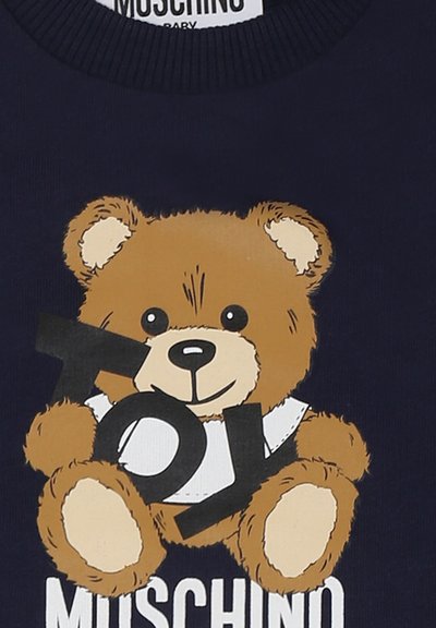 Maglione navy con grafica di un orso di peluche marrone che tiene la parola "Giocattolo", con scollo a costine e texture morbida. Etichetta del marchio visibile.