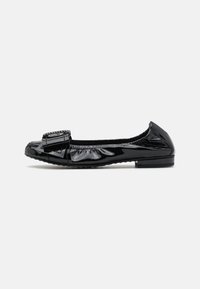 Les ballerines en cuir verni noir présentent un bout arrondi, un détail froncé à l'avant et un petit talon pour une silhouette élégante.