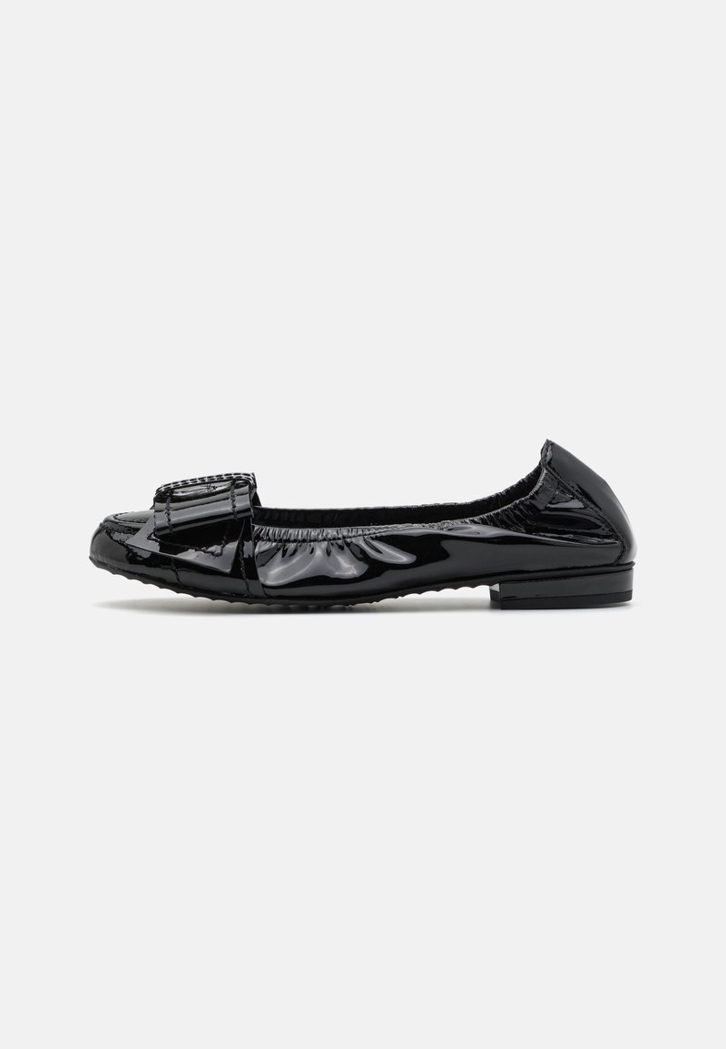 Les ballerines en cuir verni noir présentent un bout arrondi, un détail froncé à l'avant et un petit talon pour une silhouette élégante.
