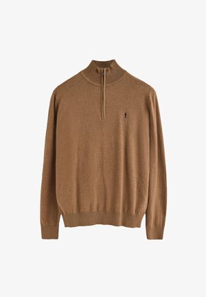 Brauner Strickpullover mit hohem Kragen und einem Viertelreißverschluss. Mit gerippten Bündchen und Saum sowie einem kleinen schwarzen Logo auf der linken Seite.