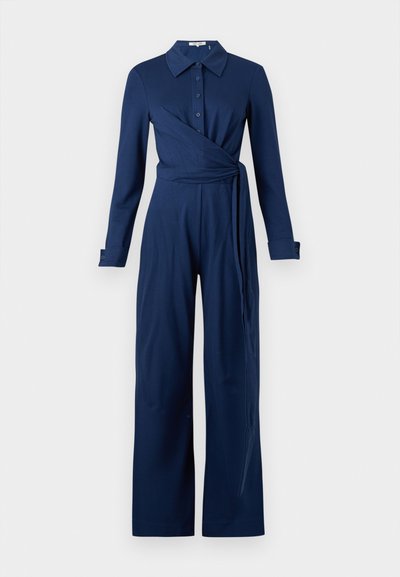 Navyblauw wikkel-jumpsuit met lange mouwen, een puntige kraag, knoopsluiting aan de voorkant en een strik taille. Gemaakt van een soepele, rekbare stof.