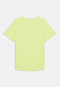 T-shirt à manches courtes jaune fluo avec un col rond, une texture lisse et un ourlet droit, vu de dos.