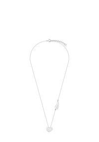 Srebrny naszyjnik z cienkim łańcuszkiem, ozdobiony dekoracyjnym sercem i zawieszką w kształcie liścia, oba misternie zaprojektowane z wyciętymi wzorami.