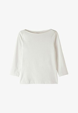 Witte katoenen top met driekwart mouwen, brede halslijn en een gladde textuur. Eenvoudig ontwerp zonder zichtbare patronen of accenten.