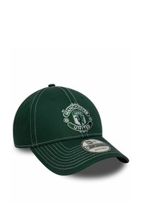 Grüne strukturierte Kappe mit verstellbarem Riemen, versehen mit weißen Nähten und einem auffälligen gestickten Manchester United-Logo auf der Vorderseite.