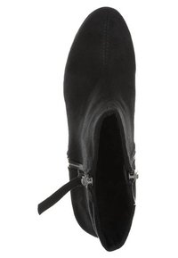 Bottine en daim noir avec un embout arrondi, fermeture éclair sur le côté et texture douce. Présente un design sans coutures et un profil minimaliste.
