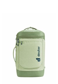 Mochila verde claro con una tela texturizada, bolsillo frontal con cremallera, asa de transporte y un logotipo mostrado de manera prominente en el lateral.