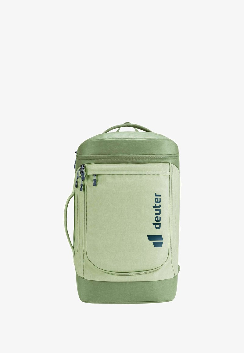 Mochila verde claro con una tela texturizada, bolsillo frontal con cremallera, asa de transporte y un logotipo mostrado de manera prominente en el lateral.