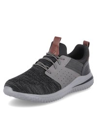 Zapatillas deportivas con parte superior de punto gris, acentos negros, panel perforado gris, lengüeta de cuero marrón en el talón y suela blanca texturizada.