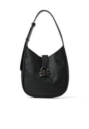 Sac d'épaule en cuir noir avec une seule bretelle réglable et une fermeture métallique abstraite argentée sur le rabat avant.