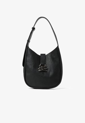 Borsa a tracolla in pelle nera con una singola tracolla regolabile e una fibbia astratta in metallo color argento sulla patta frontale.