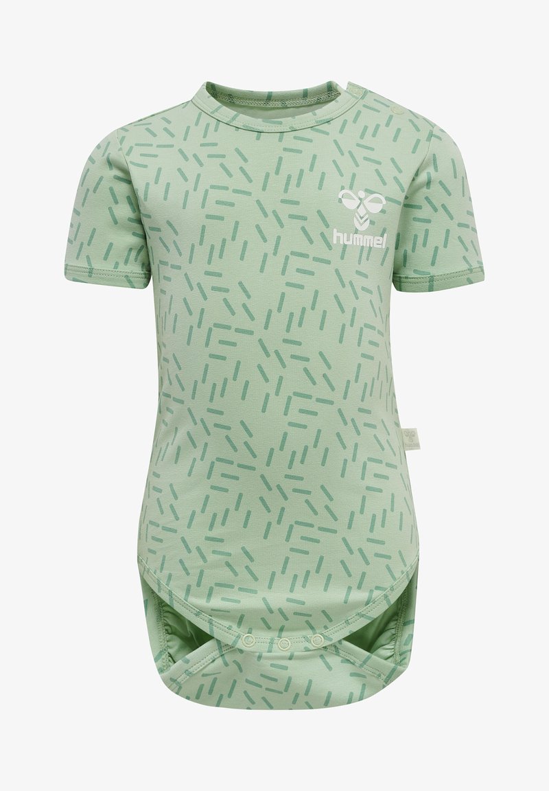 Un body vert clair à manches courtes avec un motif à pois et des boutons-pression au bas. Présente une impression de logo sur le devant pour le branding.