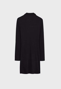 Svart långärmad klänning med hög krage, rak skärning och mjukt tyg, designad i en minimalistisk stil utan synliga dekorationer.