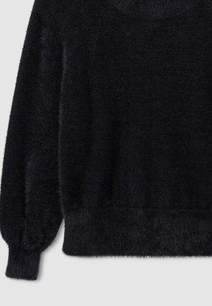 Czarny puszysty sweter z długimi balonowymi rękawami oraz prążkowanymi mankietami i dołem na jasnym tle.