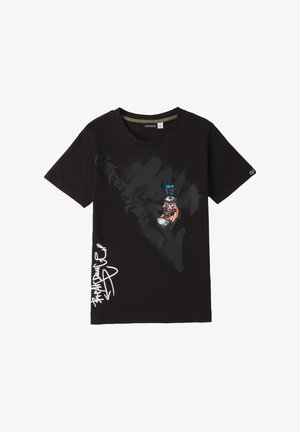 Schwarzes Baumwoll-T-Shirt mit Graffiti-inspirierten Grafiken in Blau, Orange und Weiß, rundem Halsausschnitt und kurzen Ärmeln.