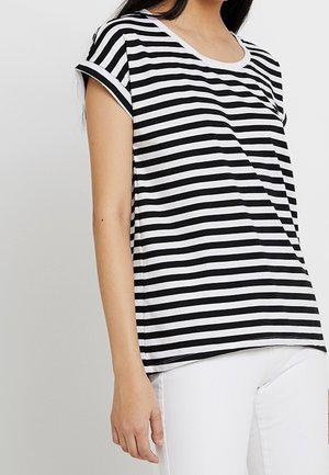 Camiseta a rayas en blanco y negro con mangas cortas y enrolladas, cuello redondo, corte relajado y tela de algodón suave.