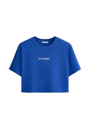 Kék rövidített póló rövid ujjakkal, elöl középen fehér felirattal: "I'M THE WINNER", egyszerű fehér háttér előtt.