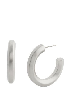 Boucles d'oreilles demi-anneaux épais en argent avec une surface lisse et arrondie et un fermoir à tige pour oreilles percées.