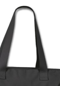 Sac fourre-tout noir avec de larges poignées en tissu, de forme rectangulaire, en matériau durable, et avec des accents cousus aux points de fixation des poignées.