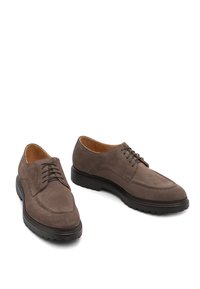 Pantofi de imitație din suede maro, cu vârf rotund, design cu șireturi și talpă din cauciuc negru. Prezintă o cusătură pe partea superioară pentru un detaliu suplimentar.
