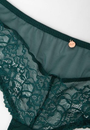 Turkusowa koronkowa bielizna z floralnymi wzorami, miękkiego materiału siatkowego i falbaniastym wykończeniem, z małą metalową metką z logo.