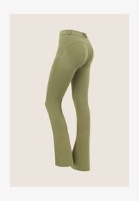 Ei valittu, oil green