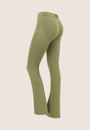 Pantaloni aderenti verde oliva con vita alta, texture liscia e cuciture laterali a contrasto; presentano un design con tasca posteriore arrotondata.