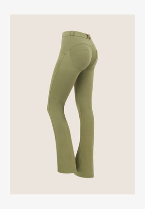 Pantaloni aderenti verde oliva con vita alta, texture liscia e cuciture laterali a contrasto; presentano un design con tasca posteriore arrotondata.