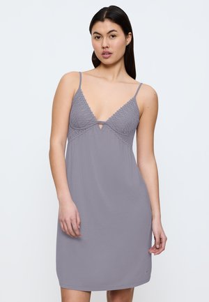 Abito da notte grigio con spalline sottili, dettagli in pizzo sul colletto e una texture morbida, caratterizzato da un delicato design a chiave al centro.