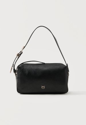 Μαύρη ορθογώνια δερμάτινη τσάντα ώμου με μία λουρίδα, φερμουάρ στην κορυφή και μικρό μεταλλικό λογότυπο στο κέντρο της μπροστινής πλευράς.