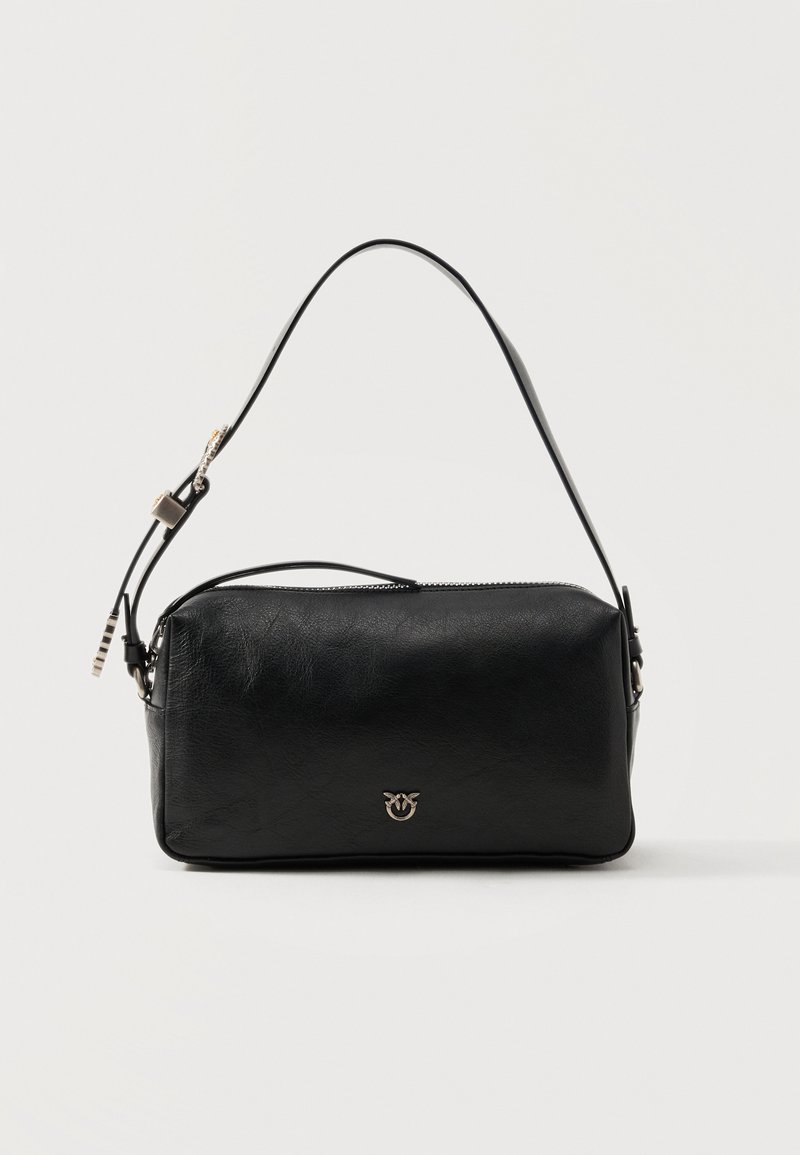 Μαύρη ορθογώνια δερμάτινη τσάντα ώμου με μία λουρίδα, φερμουάρ στην κορυφή και μικρό μεταλλικό λογότυπο στο κέντρο της μπροστινής πλευράς.