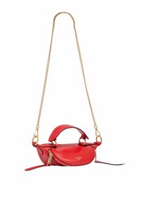 Sac à main en cuir rouge avec une forme arrondie, une chaîne en or, une courte poignée et une fermeture éclair. Présente des détails en relief et un logo.