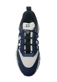 Sneaker blu navy e beige con tomaia in rete, suola in gomma e sistema di allacciatura a toggle. Texture lisce con accenti a contrasto.