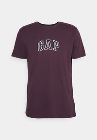 T-shirt en coton bordeaux avec un col rond et des manches courtes ; arbore un logo "GAP" brodé en blanc sur le devant. Texture lisse.
