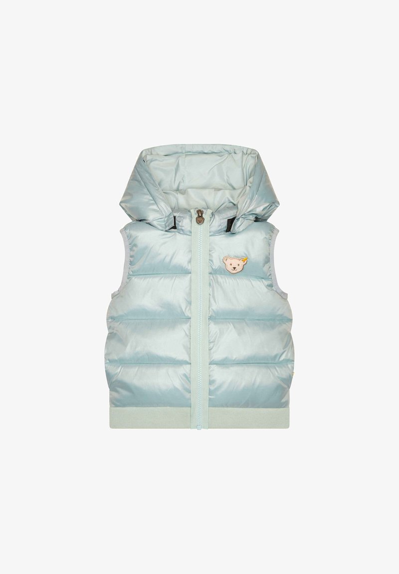 Veste sans manches matelassée bleu clair avec capuche, dotée d'une fermeture éclair frontale, d'un ourlet côtelé et d'un petit patch en forme d'ours sur la poitrine. Tissu lisse et brillant.