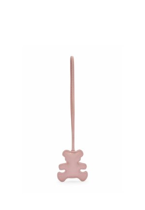 Kleiner rosa Lederanhänger in Bärenform mit langer Schlaufe zum Aufhängen oder Befestigen an Gegenständen.