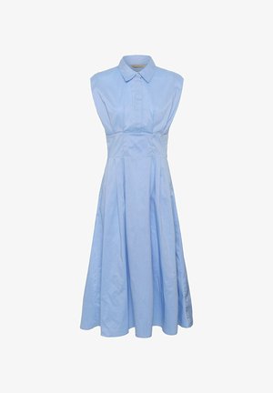 Ermeløs lyseblå kjole med krage, innsvingt midje og vid midi-skjørt, laget av glatt stoff, front knappestolpe skjult under stoffpanel.