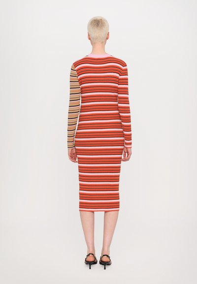 Gestreiftes Strickkleid mit langen Ärmeln, in Rot-, Orange-, Beige- und Rosatönen. Körperbetonte Passform und knielange Länge. Glatte Textur.