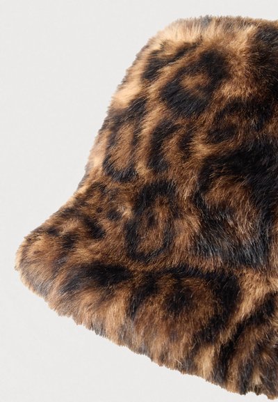 Hnědý a černý klobouk s leopardím potiskem z umělé kožešiny s jemnou, měkkou texturou, umístěný na jednobarevném pozadí.