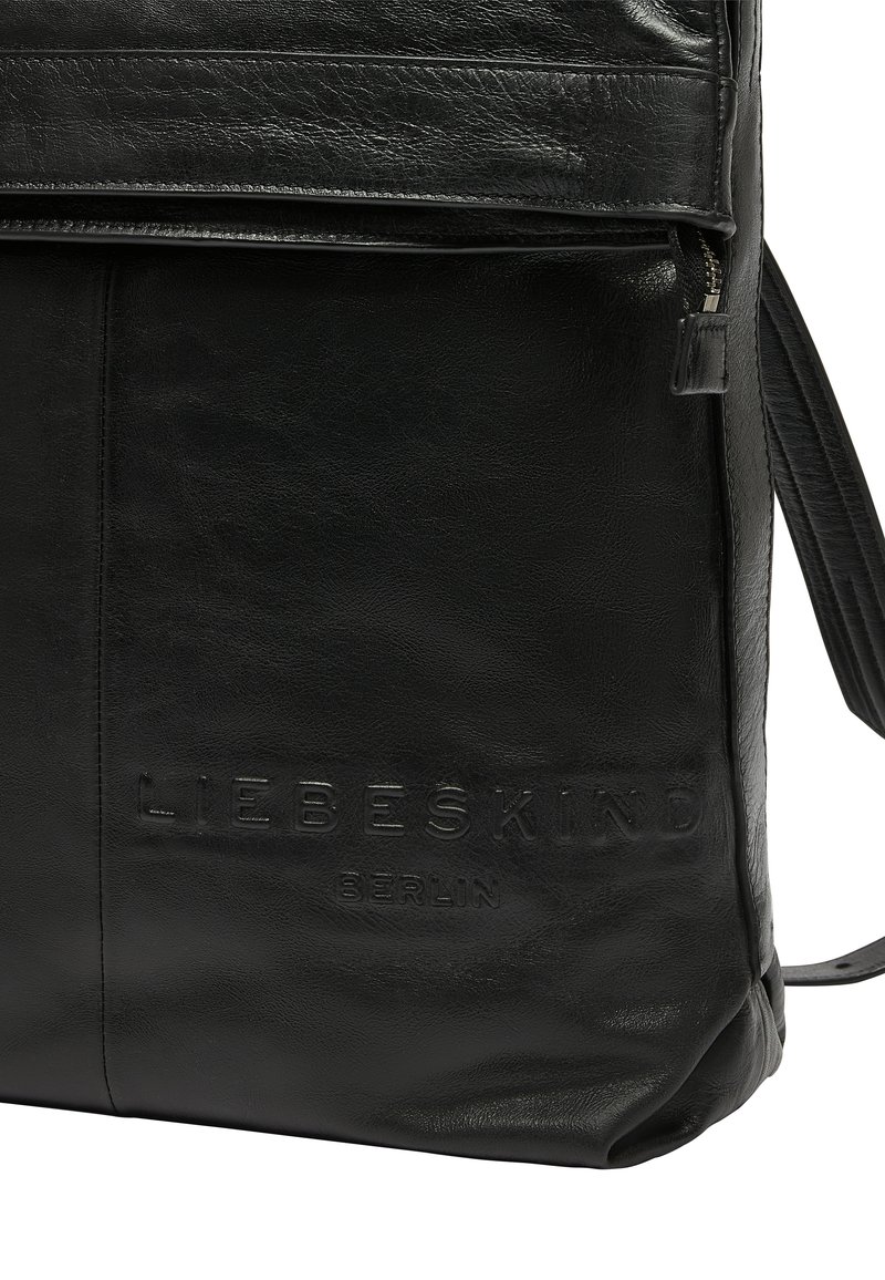 Schwarzer Leder-Rucksack mit strukturierter Oberfläche, einem Reißverschlussfach und dem geprägten "LIEBESKIND BERLIN"-Logo. Verstellbarer Riemen an der Seite.