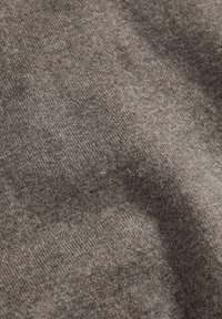 Tissu gris doux et texturé avec un motif côtelé subtil ; semble légèrement froissé, indiquant un matériau en maille léger.