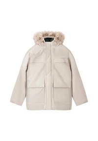 Chaqueta parka beige con capucha forrada de pelaje sintético, dos grandes bolsillos frontales y un acabado de tela suave y resistente al agua.