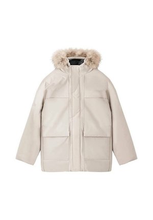 Chaqueta parka beige con capucha forrada de pelaje sintético, dos grandes bolsillos frontales y un acabado de tela suave y resistente al agua.