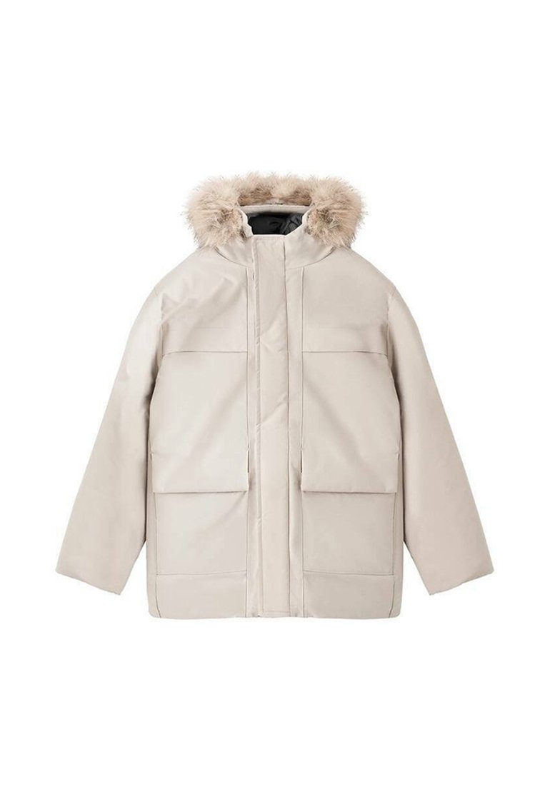 Chaqueta parka beige con capucha forrada de pelaje sintético, dos grandes bolsillos frontales y un acabado de tela suave y resistente al agua.